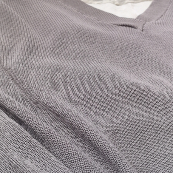 Bundle low-V knitted top with silk camisole - Picture 7 of 9